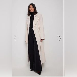 Manteau NA-KD taille S mais ça taille plus grand que je pensais fait du M. NEUF